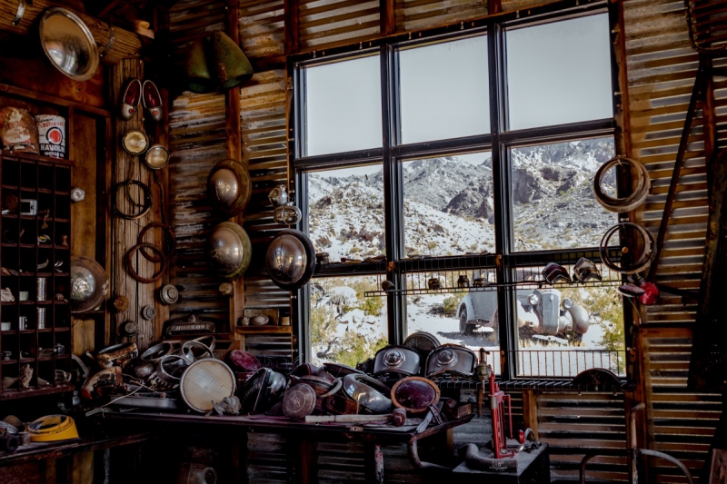 cordonnerie-TOUET DE L ESCARENE-min_shop_window_part_junk_abandoned-138873